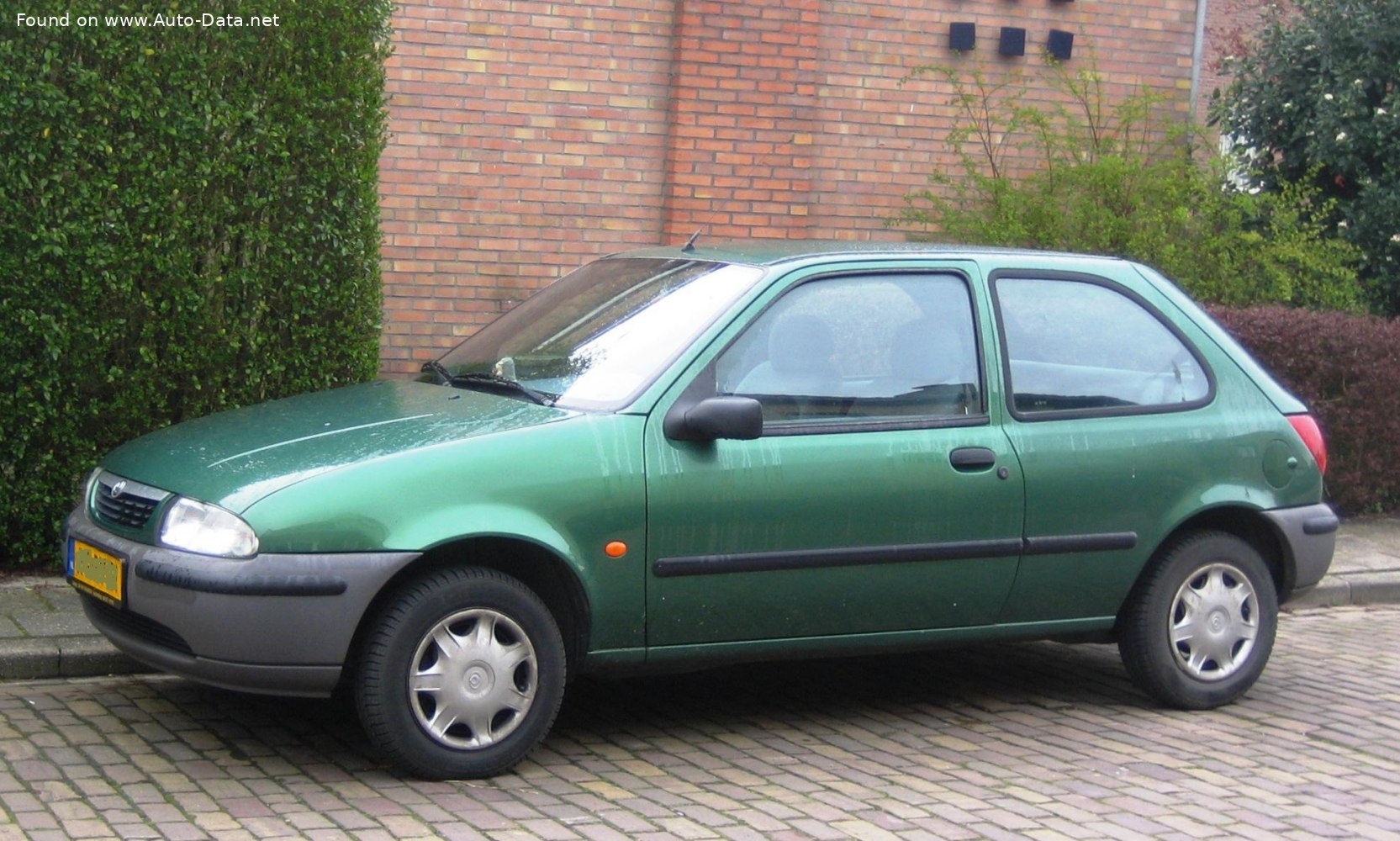 2000 Mazda 121